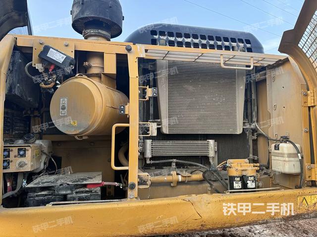 散熱器正面(大件艙室) 散熱器正面(大件艙室)