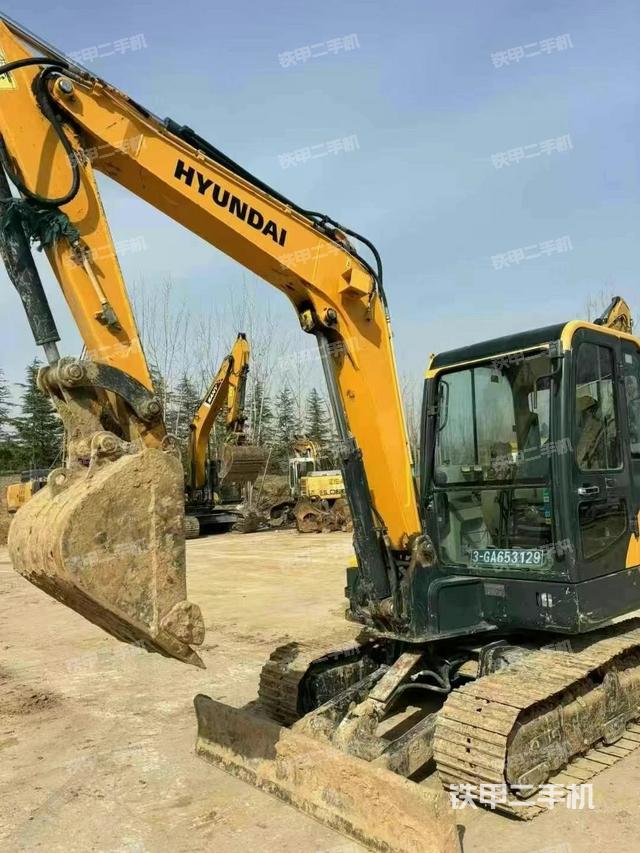 現(xiàn)代R 60VS挖掘機(jī)