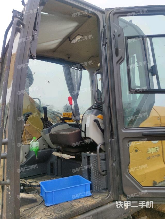 駕駛室整體(整機(jī)外觀) 駕駛室整體(整機(jī)外觀)