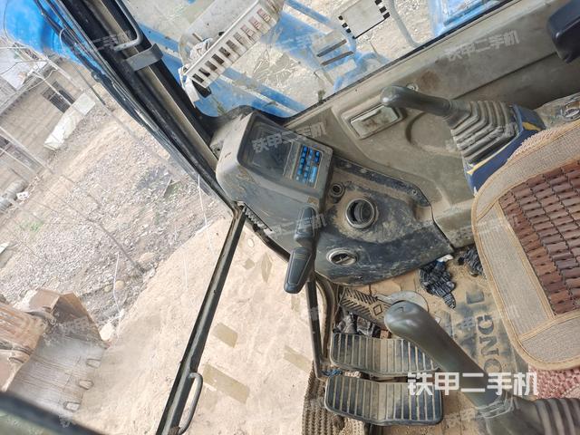 行走控制手柄和踏板?俯拍（駕駛室部分）