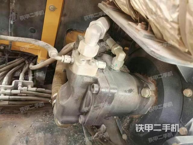 液壓泵艙室正面整體（整機外觀）