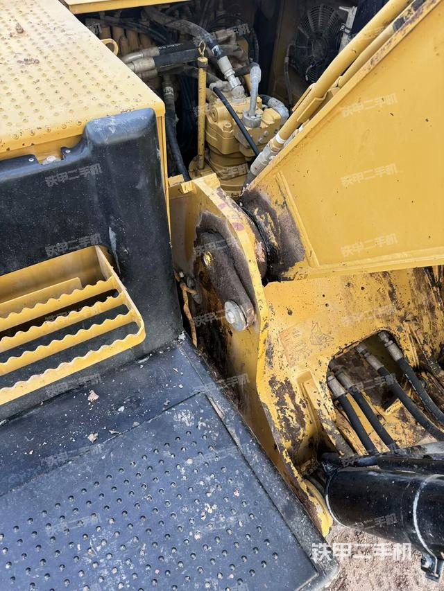 大臂根部?斜視(工作和回轉(zhuǎn)裝置) 大臂根部?斜視(工作和回轉(zhuǎn)裝置)