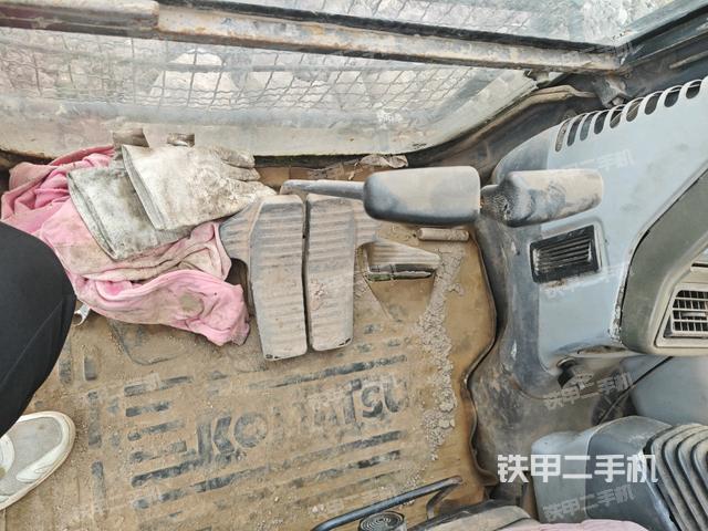 行走控制手柄和踏板?俯拍（駕駛室部分）