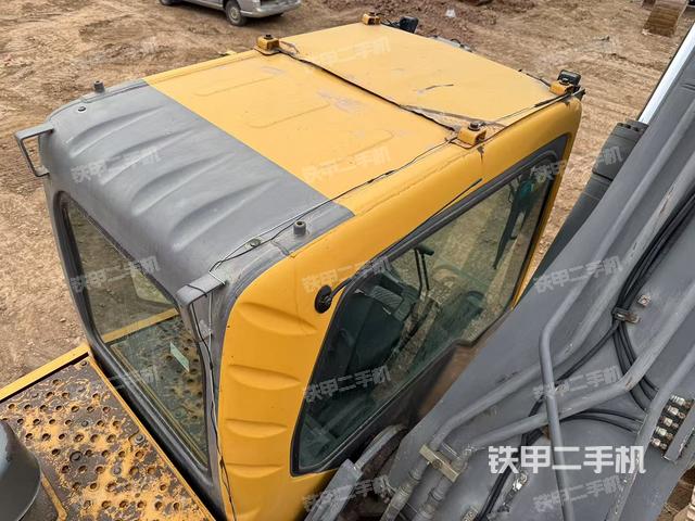 駕駛室頂部(整機(jī)外觀) 駕駛室頂部(整機(jī)外觀)