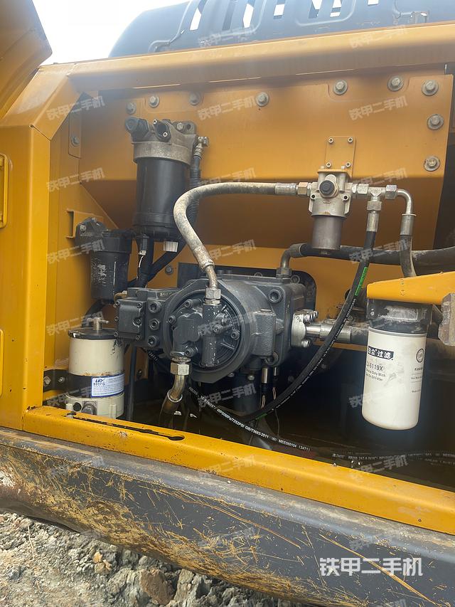 液压泵舱室正面整体（整机外观）