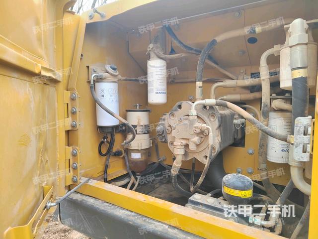 液壓泵艙室正面整體（整機外觀）