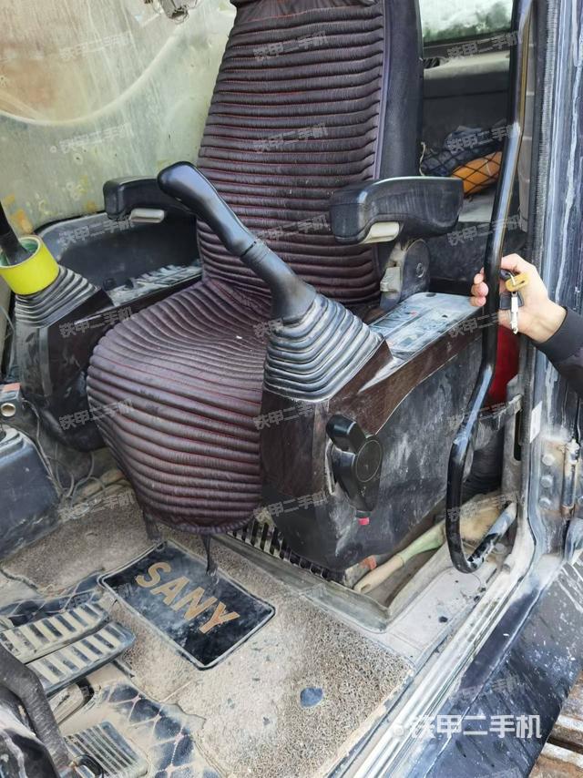 駕駛室整體(整機外觀) 駕駛室整體(整機外觀)