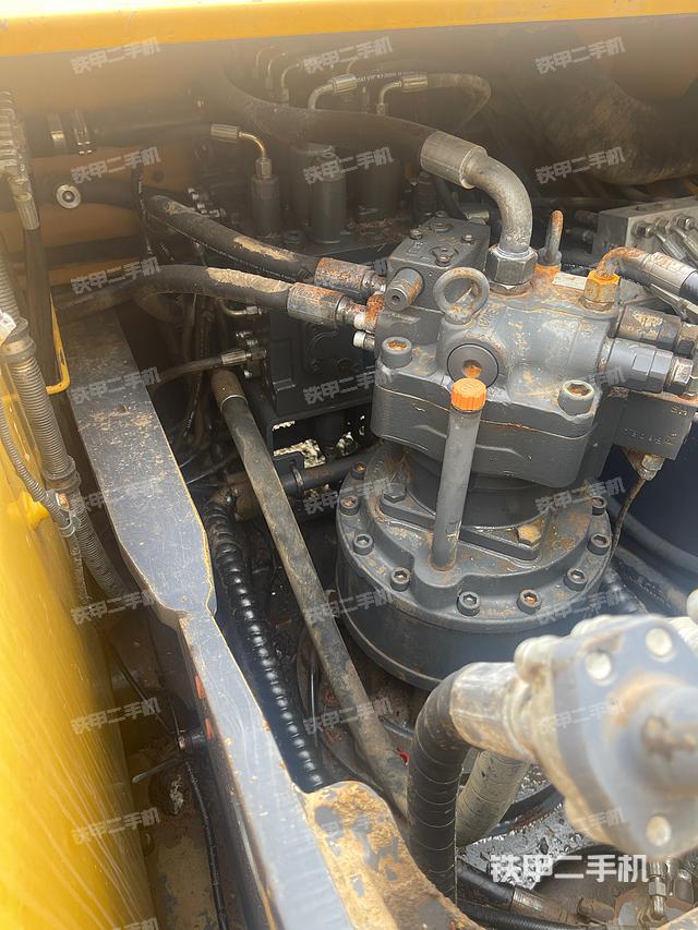 回转马达和主控阀（整机外观）