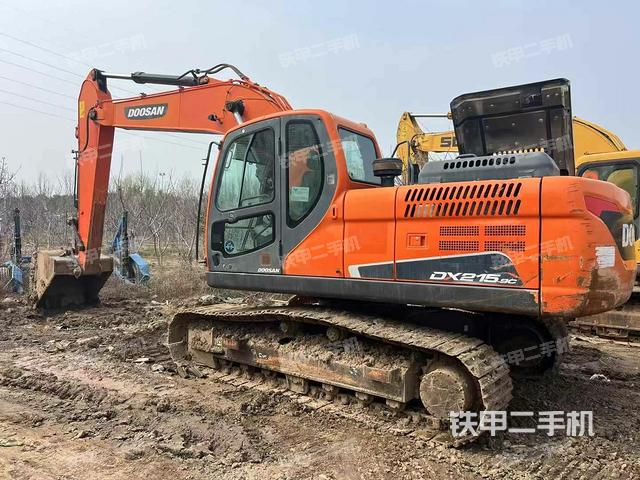 駕駛室頂部(整機(jī)外觀) 駕駛室頂部(整機(jī)外觀)