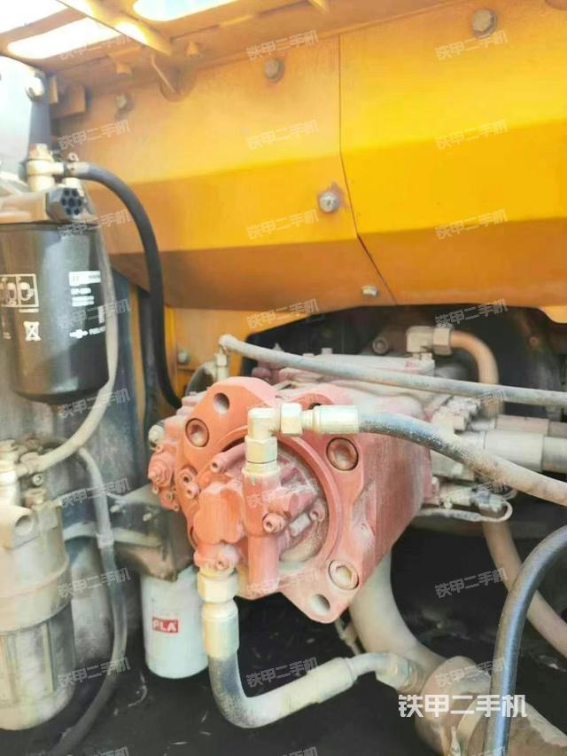 液壓泵艙室正面整體(整機(jī)外觀) 液壓泵艙室正面整體(整機(jī)外觀)