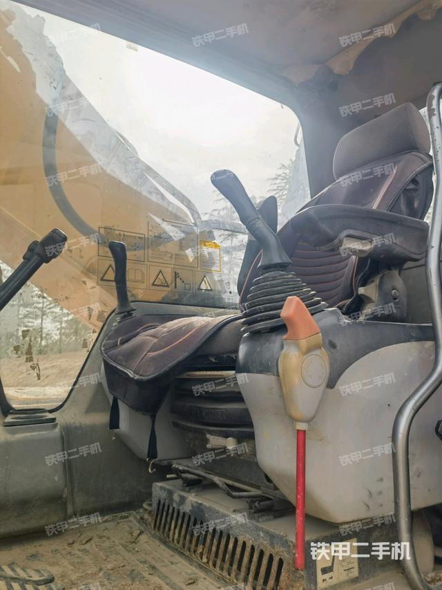 駕駛室整體(整機(jī)外觀) 駕駛室整體(整機(jī)外觀)
