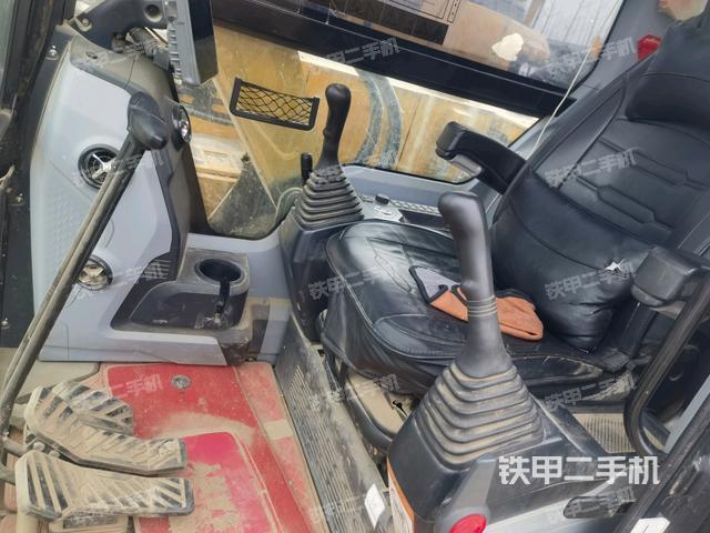 駕駛室整體(整機(jī)外觀) 駕駛室整體(整機(jī)外觀)