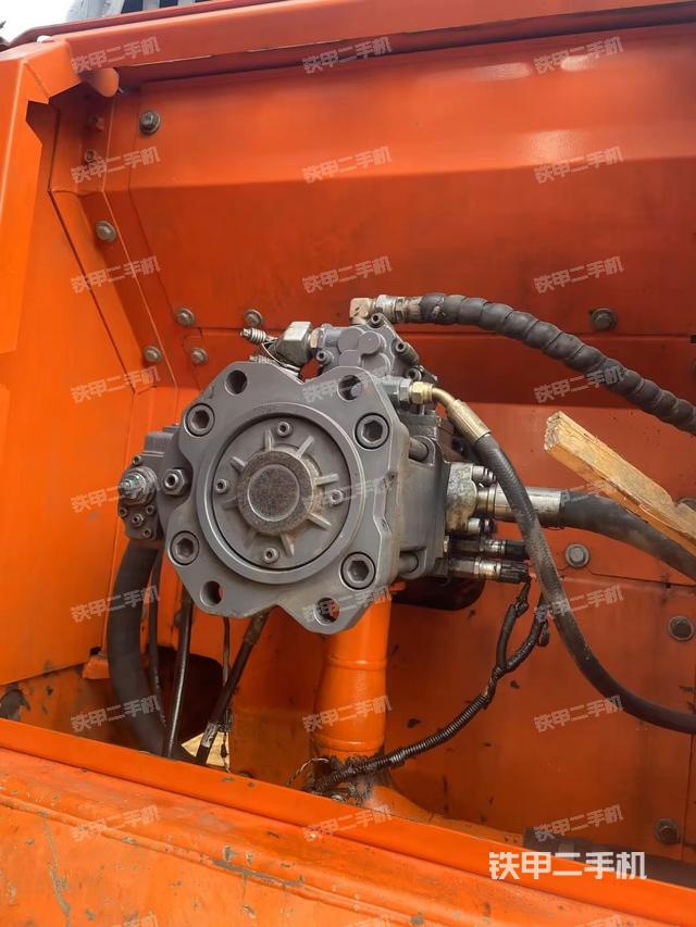 液壓泵艙室正面整體(整機外觀) 液壓泵艙室正面整體(整機外觀)