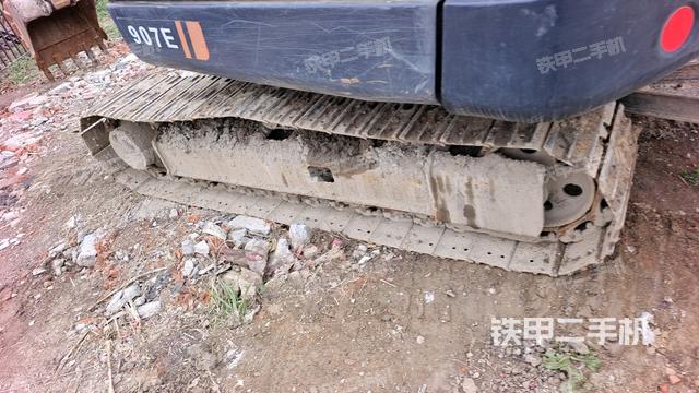 右側(cè)履帶整體?(行走機(jī)構(gòu)) 右側(cè)履帶整體?(行走機(jī)構(gòu))