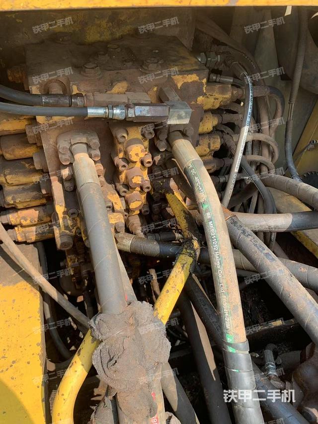 回轉(zhuǎn)馬達(dá)和主控閥（整機(jī)外觀）