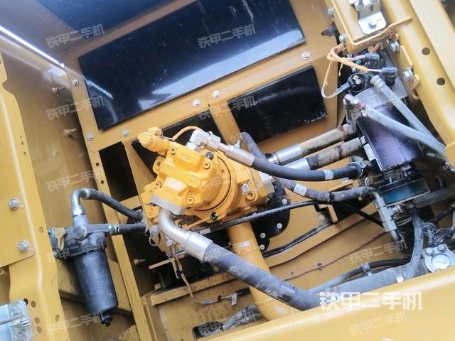 液壓泵艙室正面整體(整機外觀) 液壓泵艙室正面整體(整機外觀)