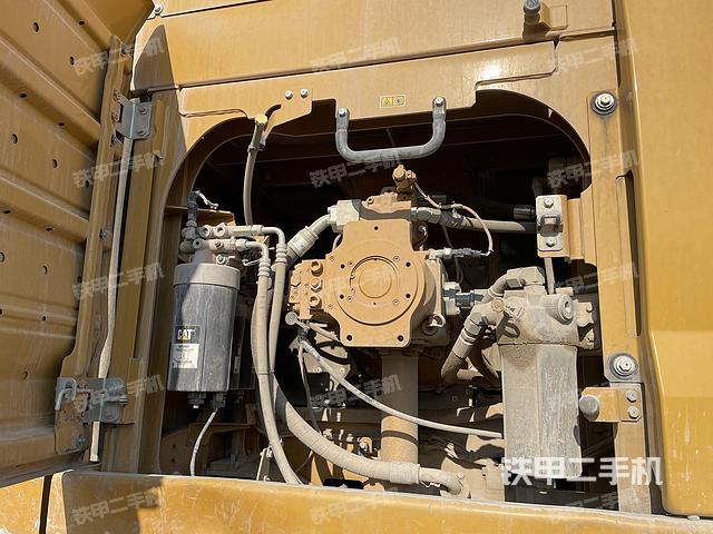 液压泵舱室正面整体（整机外观）