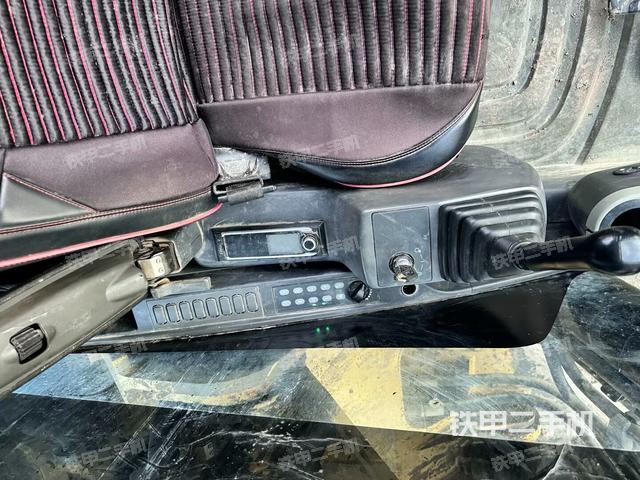 座椅右側(cè)控制臺(tái)/鑰匙門/油門/含右手柄(駕駛室部分) 座椅右側(cè)控制臺(tái)/鑰匙門/油門/含右手柄(駕駛室部分)