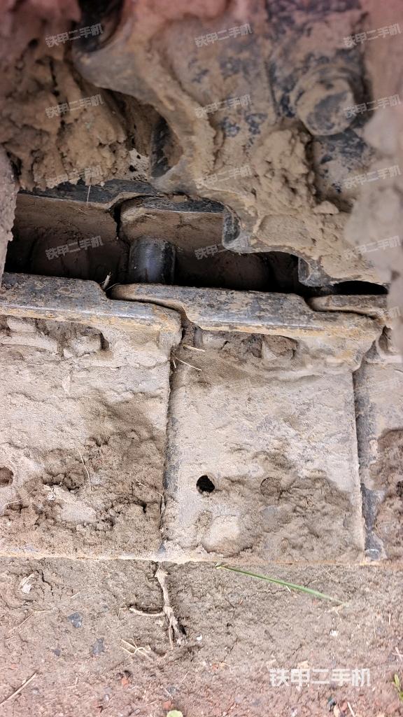 左驅(qū)動輪（行走機構(gòu)）