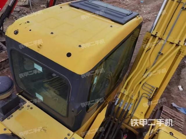 駕駛室頂部(整機(jī)外觀) 駕駛室頂部(整機(jī)外觀)