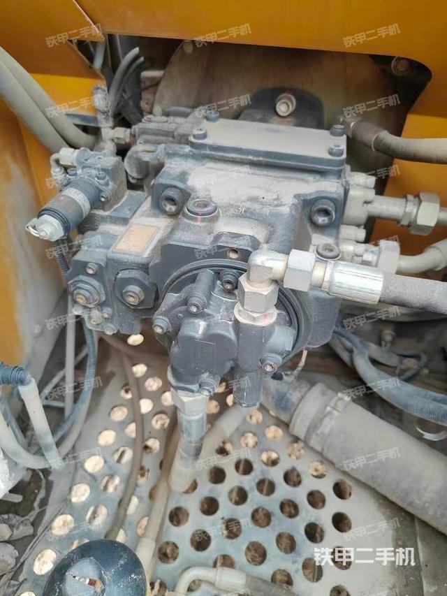 液壓泵艙室正面整體(整機(jī)外觀) 液壓泵艙室正面整體(整機(jī)外觀)