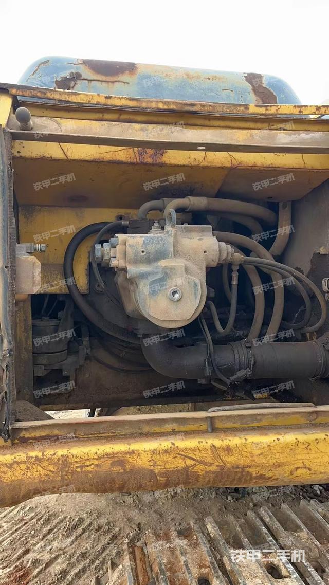 液压泵舱室正面整体（整机外观）