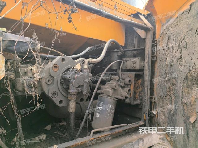 液壓泵艙室正面整體(整機(jī)外觀) 液壓泵艙室正面整體(整機(jī)外觀)