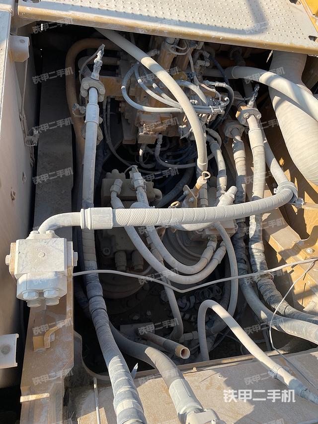 回转马达和主控阀（整机外观）