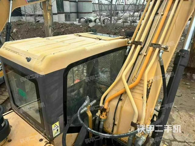 駕駛室頂部(整機(jī)外觀) 駕駛室頂部(整機(jī)外觀)