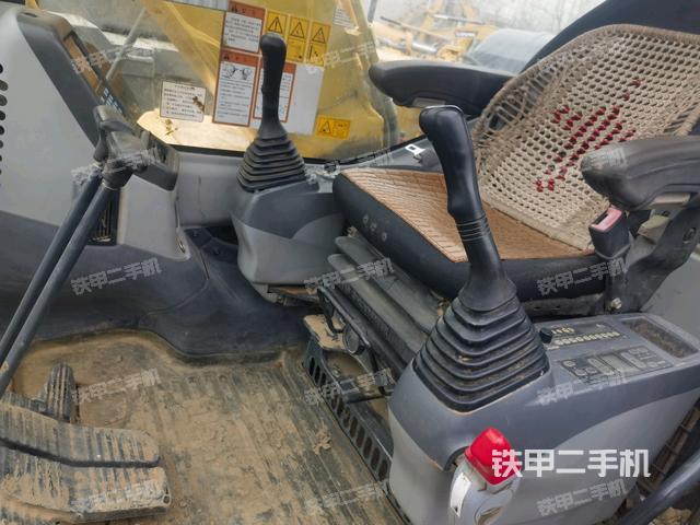 駕駛室整體(整機(jī)外觀) 駕駛室整體(整機(jī)外觀)
