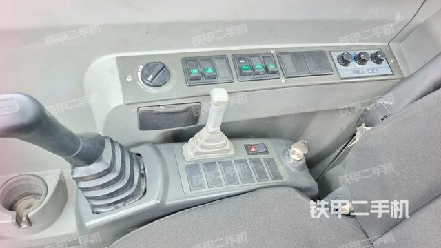 座椅右側(cè)控制臺/鑰匙門/油門/含右手柄（駕駛室部分）