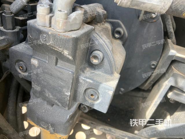 液壓泵艙室正面整體（整機外觀）