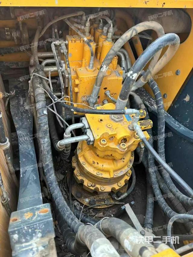 回轉(zhuǎn)馬達(dá)和主控閥（整機(jī)外觀）