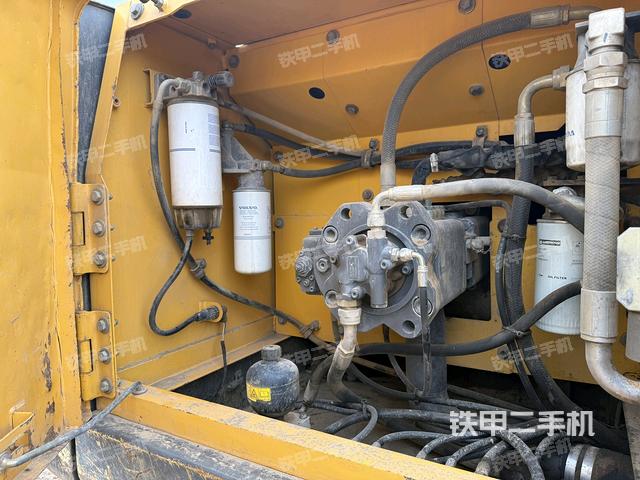 液壓泵艙室正面整體(整機(jī)外觀) 液壓泵艙室正面整體(整機(jī)外觀)