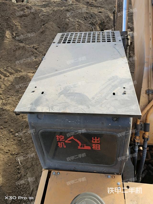 駕駛室頂部(整機(jī)外觀) 駕駛室頂部(整機(jī)外觀)