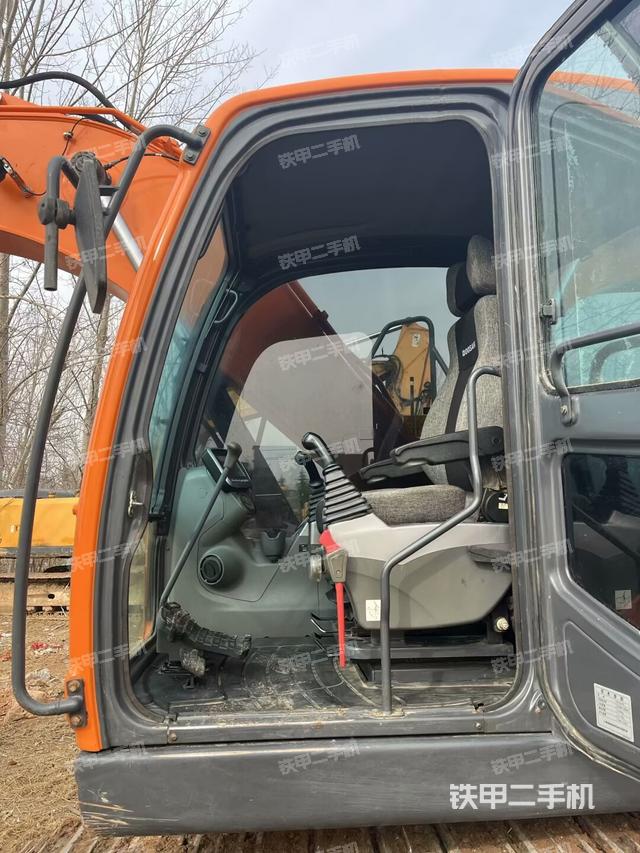 駕駛室整體(整機外觀) 駕駛室整體(整機外觀)