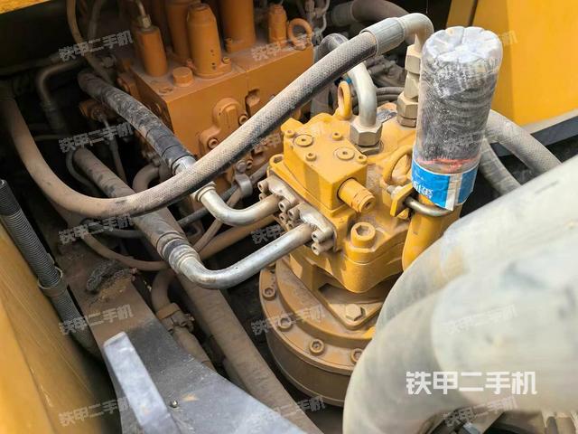 回轉(zhuǎn)馬達和主控閥(整機外觀) 回轉(zhuǎn)馬達和主控閥(整機外觀)