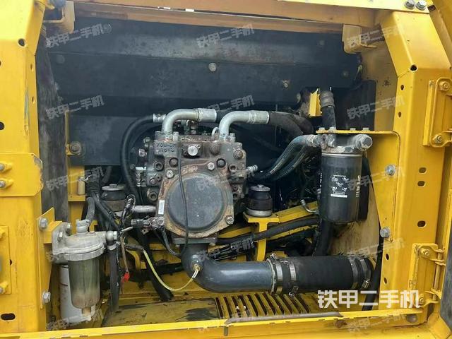 液壓泵艙室正面整體(整機(jī)外觀) 液壓泵艙室正面整體(整機(jī)外觀)