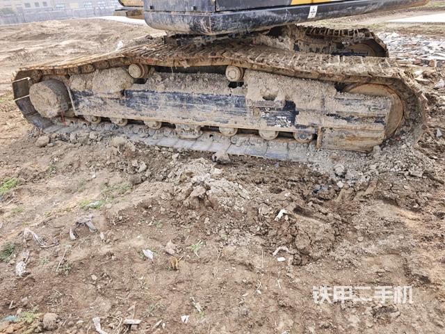 單側(cè)履帶整體(整機(jī)外觀) 單側(cè)履帶整體(整機(jī)外觀)