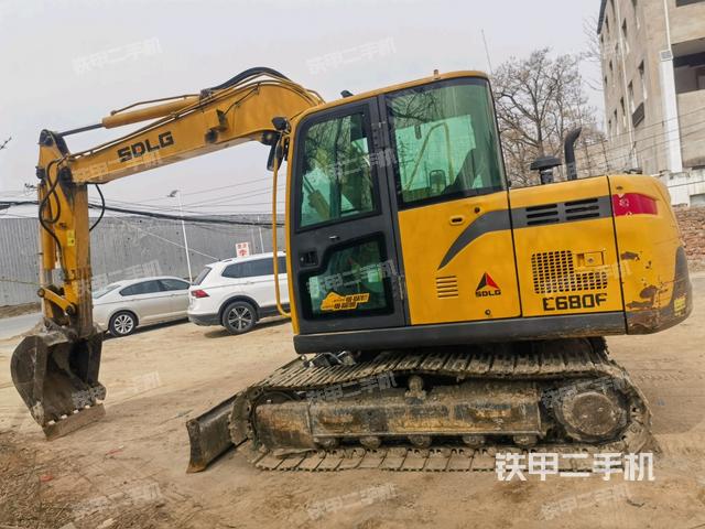 駕駛室頂部（整機外觀）