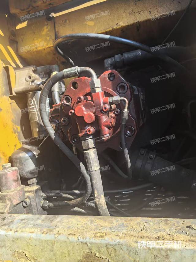 液压泵舱室正面整体（整机外观）