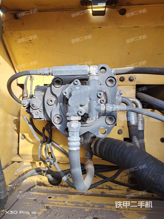 液壓泵艙室正面整體（整機外觀）