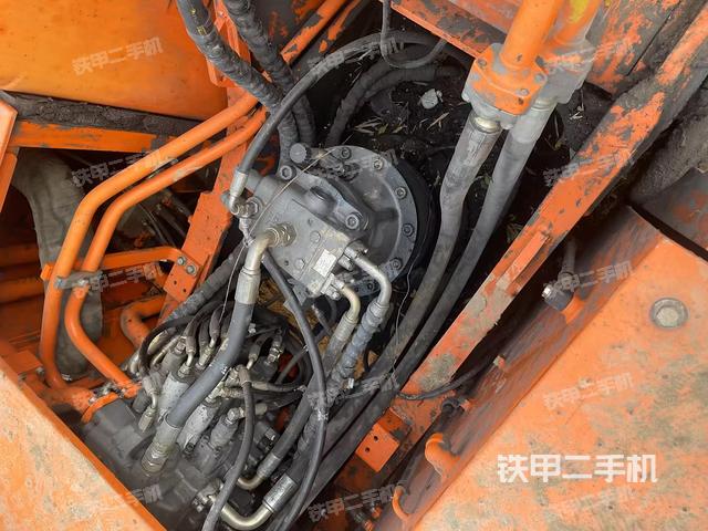 回轉(zhuǎn)馬達和主控閥(整機外觀) 回轉(zhuǎn)馬達和主控閥(整機外觀)