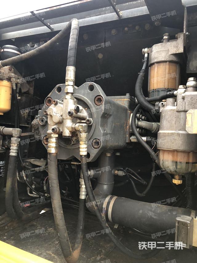 液壓泵艙室正面整體(整機外觀) 液壓泵艙室正面整體(整機外觀)