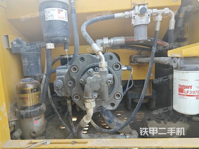 液壓泵艙室正面整體（整機(jī)外觀）