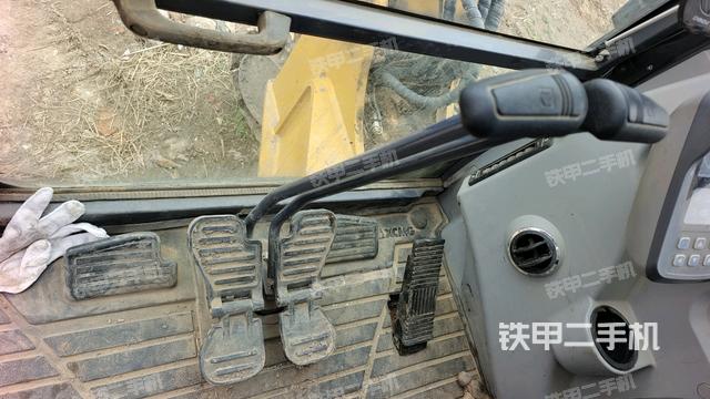 行走控制手柄和踏板?俯拍（駕駛室部分）