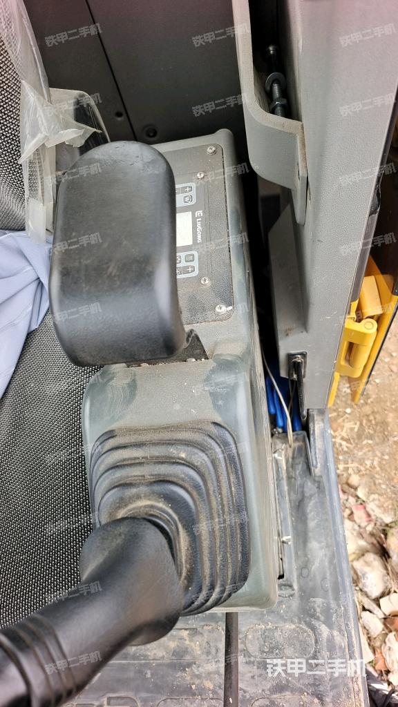 座椅左側(cè)控制臺(tái)/音響/含左手柄(駕駛室部分) 座椅左側(cè)控制臺(tái)/音響/含左手柄(駕駛室部分)