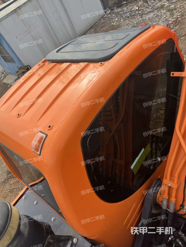 駕駛室頂部(整機外觀) 駕駛室頂部(整機外觀)