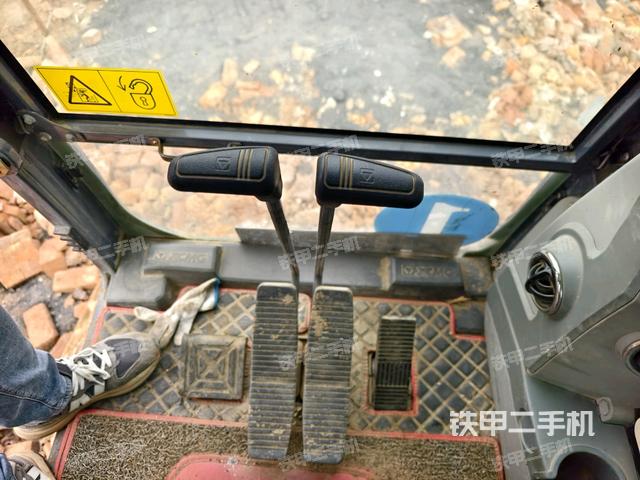 行走控制手柄和踏板?俯拍(駕駛室部分) 行走控制手柄和踏板?俯拍(駕駛室部分)