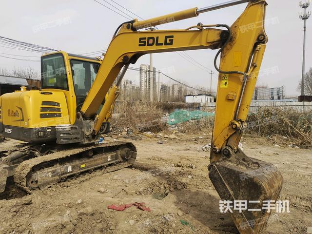 回轉(zhuǎn)馬達(dá)和主控閥(整機(jī)外觀) 回轉(zhuǎn)馬達(dá)和主控閥(整機(jī)外觀)
